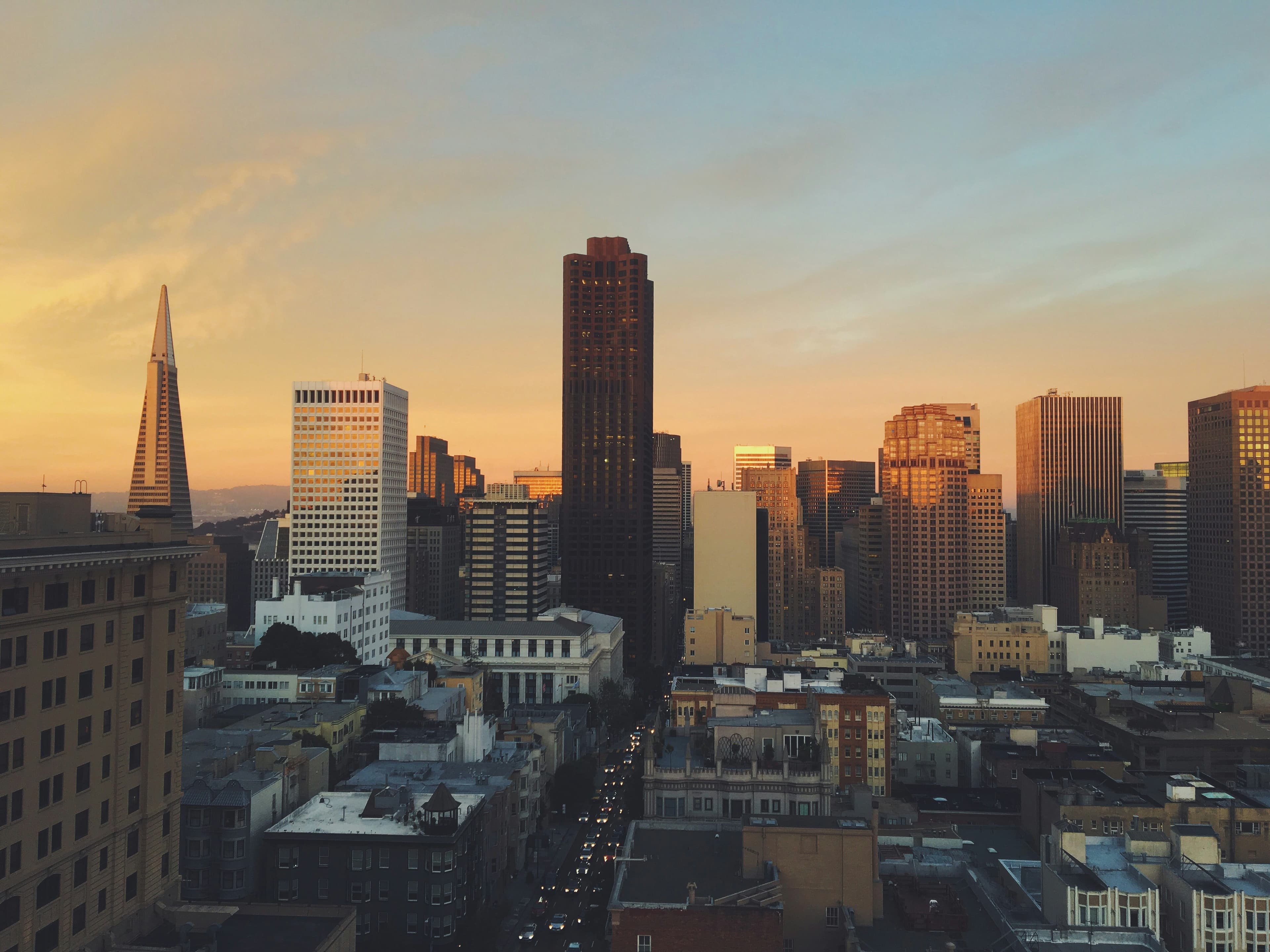 Skyline urbano ao entardecer, engenharia que valoriza cada decisão
